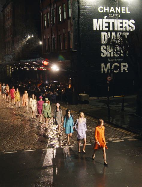 chanel metiers d art 2023 manchester|Chanel's Métiers d’Art 2023/24 show lights up the streets of .